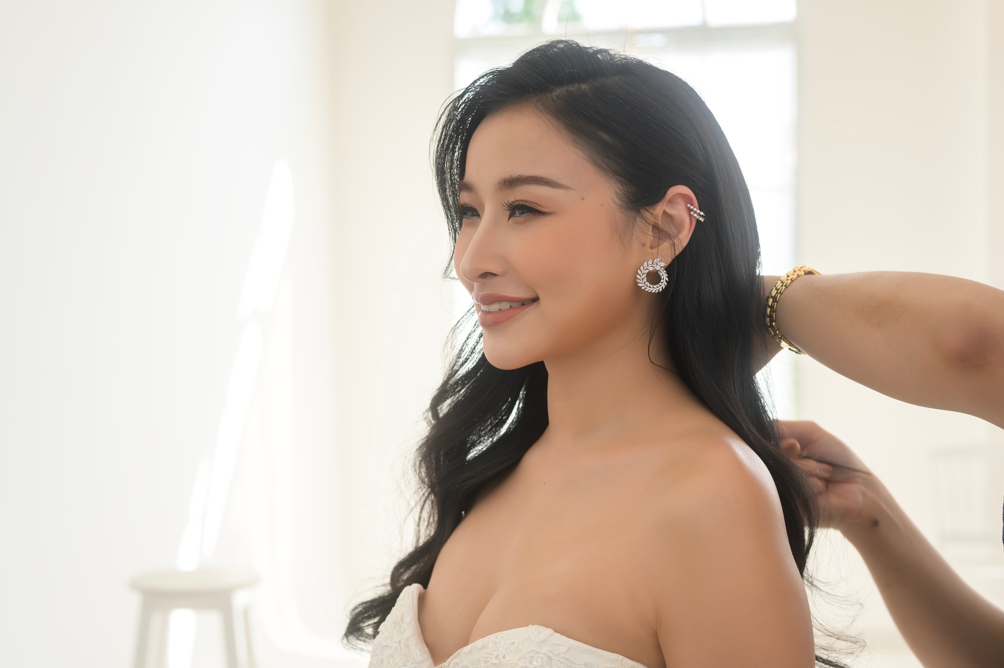 Bride doing makeup and hairstyle on ceremony wedding