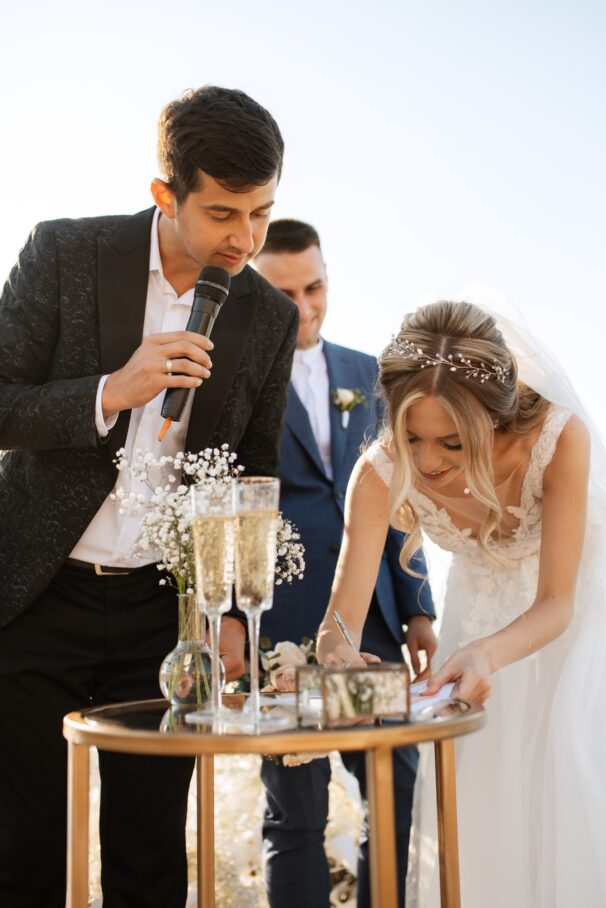 Découvrez des exemples de discours du témoin de mariage émouvant qui marqueront