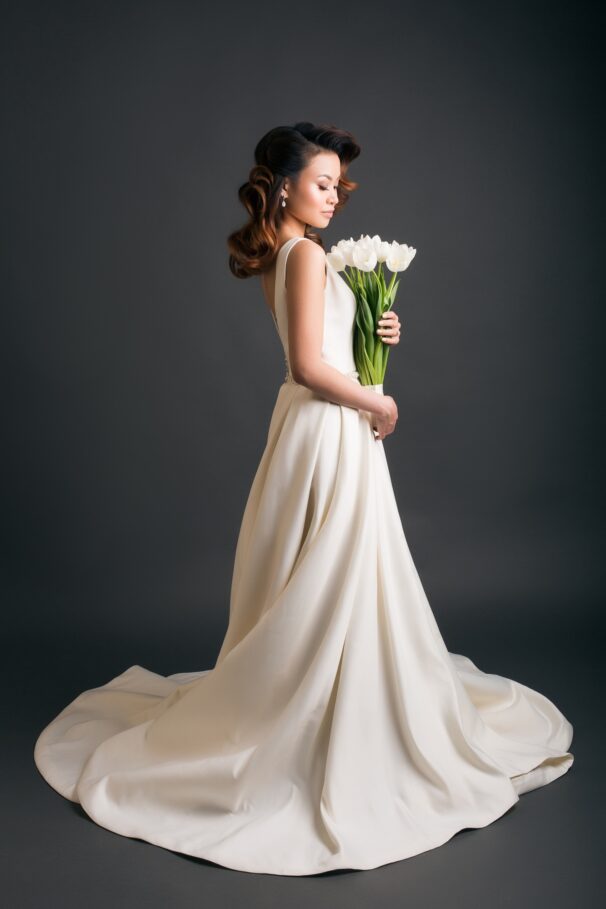 Les tendances de coiffure de mariage : cheveux mi-longs lachés pour un look réussi