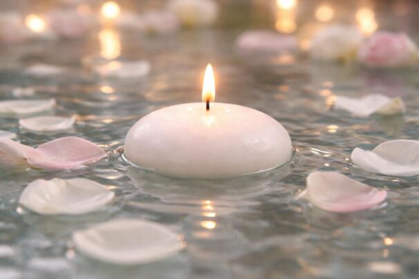 découvrez notre grande bougie flottante blanche de 8cm, idéale pour sublimer votre décoration de mariage avec élégance et douceur.