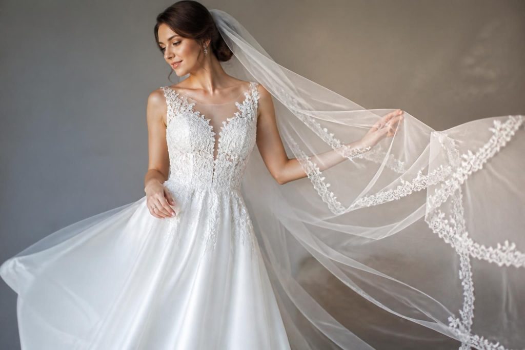 découvrez comment choisir le matériau idéal pour votre robe de mariée avec voile, alliant élégance, confort et style unique pour le jour j.